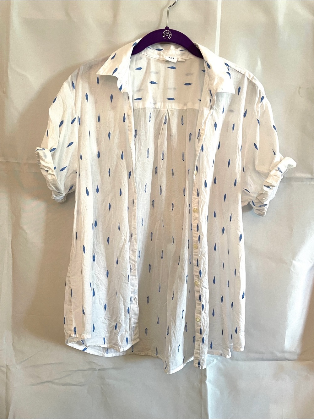 GAP M Lightweight White Button-Up Shirt with Blue Leaf Print